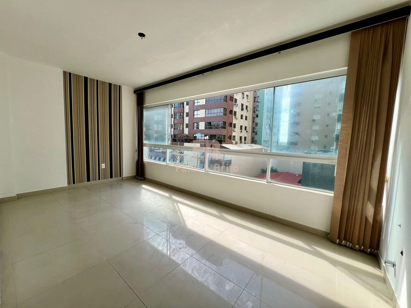 Sacada de frente com sol da manhã.: 1ª foto da galeria de imagens do imóvel