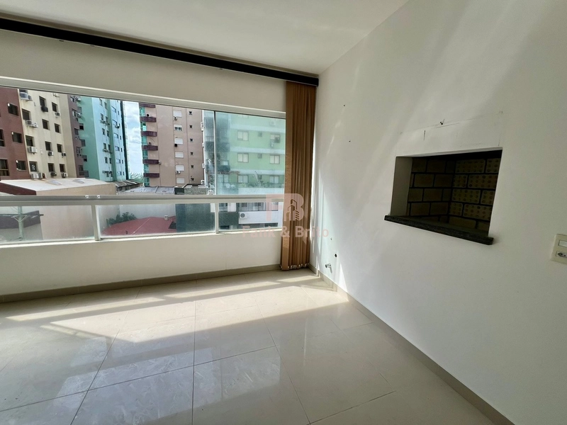 Sacada de frente com sol da manhã.: 2ª foto da galeria de imagens do imóvel