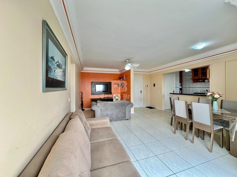 FRENTE AVENIDA, 05 QUADRAS DO MAR.: 6ª foto da galeria de imagens do imóvel