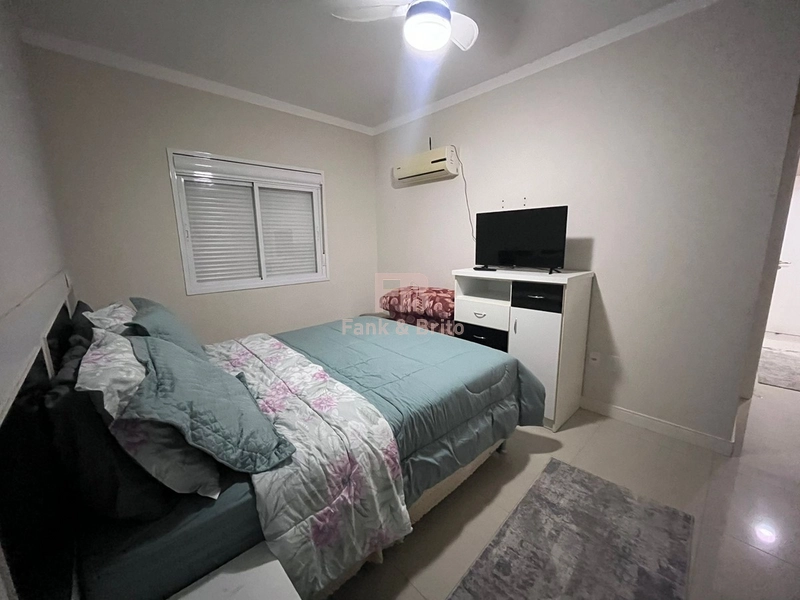 Junto á linda praça arborizada, á poucos metros do mar!: 15ª foto da galeria de imagens do imóvel