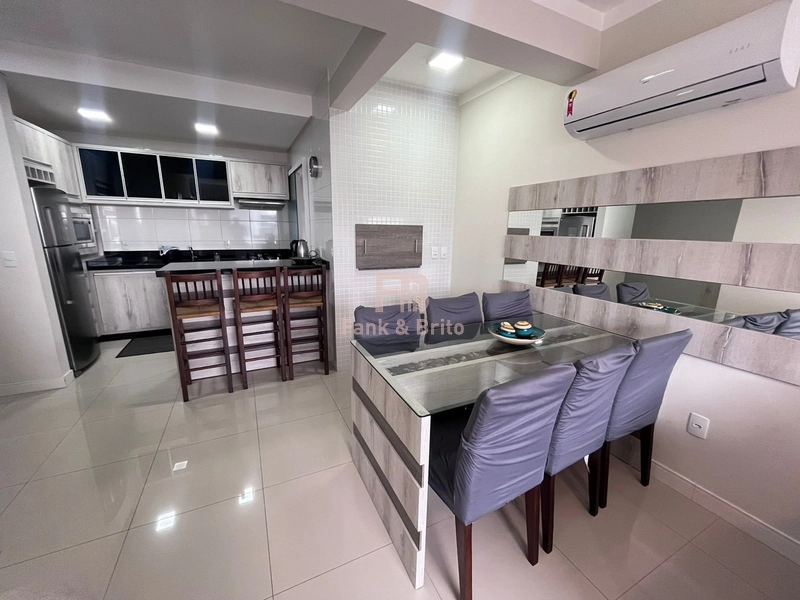 Junto á linda praça arborizada, á poucos metros do mar!: 9ª foto da galeria de imagens do imóvel