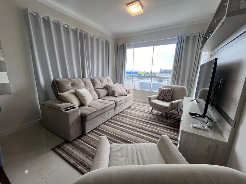 Junto á linda praça arborizada, á poucos metros do mar!: 4ª foto da galeria de imagens do imóvel