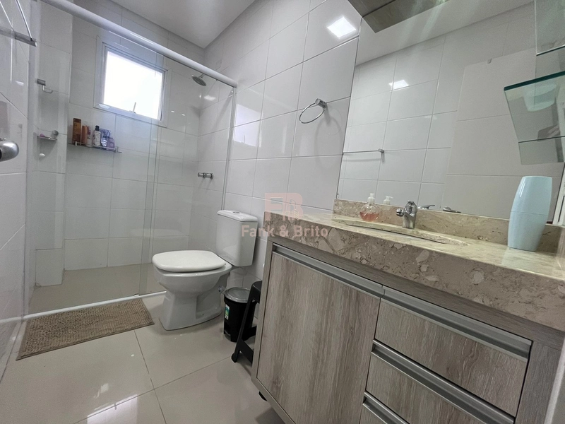 Junto á linda praça arborizada, á poucos metros do mar!: 25ª foto da galeria de imagens do imóvel