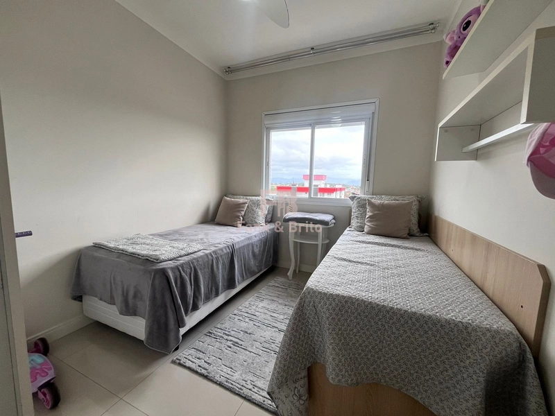 Junto á linda praça arborizada, á poucos metros do mar!: 22ª foto da galeria de imagens do imóvel