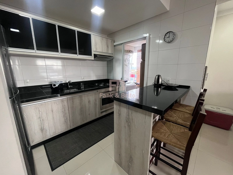 Junto á linda praça arborizada, á poucos metros do mar!: 10ª foto da galeria de imagens do imóvel