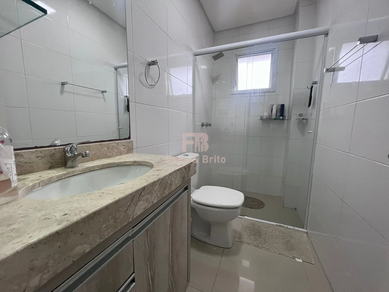 Junto á linda praça arborizada, á poucos metros do mar!: 23ª foto da galeria de imagens do imóvel