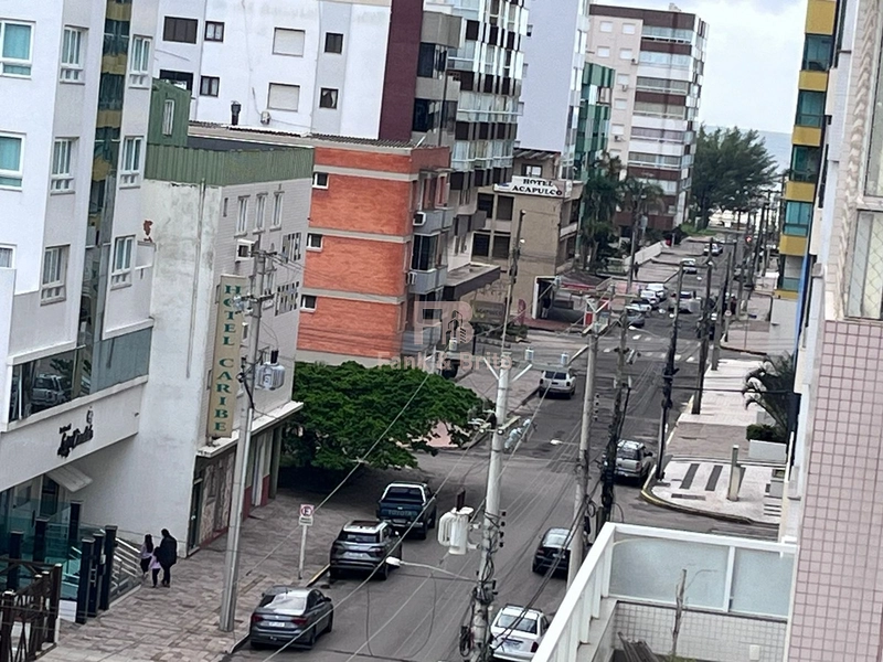 Junto á linda praça arborizada, á poucos metros do mar!: 27ª foto da galeria de imagens do imóvel