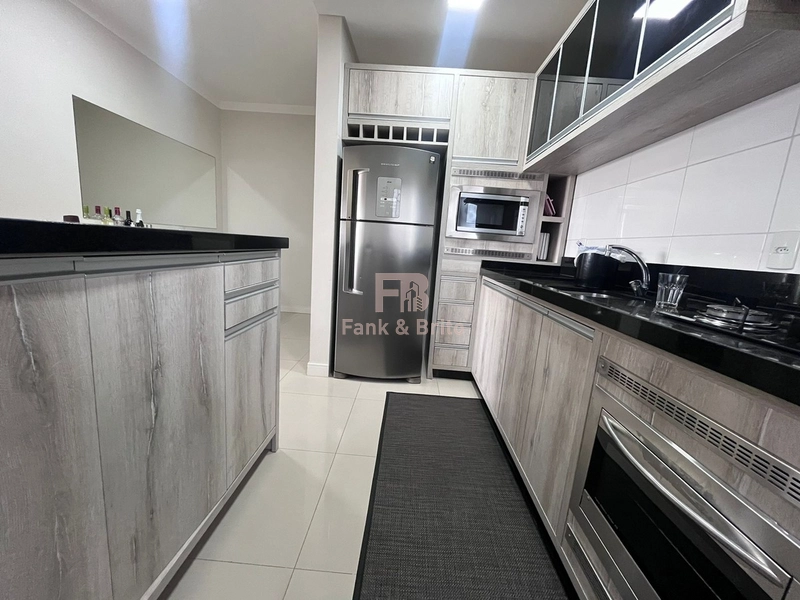 Junto á linda praça arborizada, á poucos metros do mar!: 11ª foto da galeria de imagens do imóvel