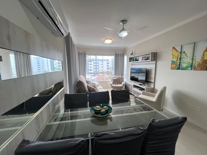 Junto á linda praça arborizada, á poucos metros do mar!: 7ª foto da galeria de imagens do imóvel