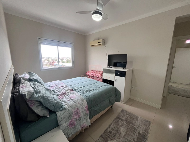 Junto á linda praça arborizada, á poucos metros do mar!: 20ª foto da galeria de imagens do imóvel