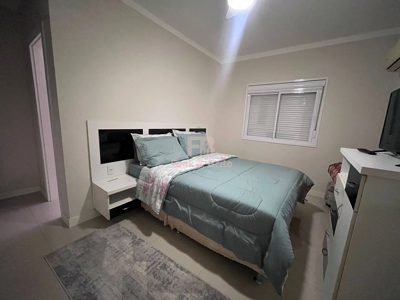 Junto á linda praça arborizada, á poucos metros do mar!: 14ª foto da galeria de imagens do imóvel