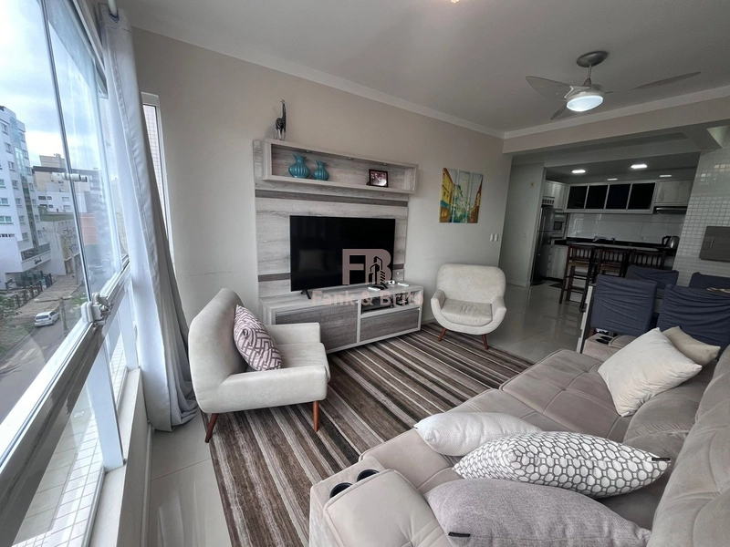 Junto á linda praça arborizada, á poucos metros do mar!: 1ª foto da galeria de imagens do imóvel