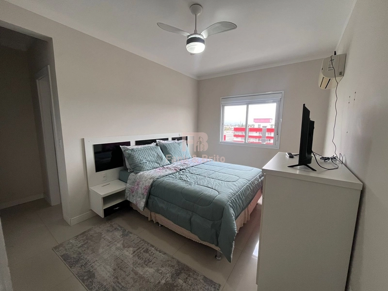 Junto á linda praça arborizada, á poucos metros do mar!: 16ª foto da galeria de imagens do imóvel