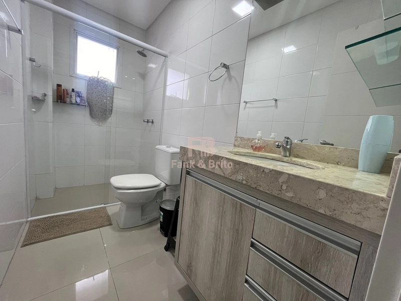 Junto á linda praça arborizada, á poucos metros do mar!: 24ª foto da galeria de imagens do imóvel