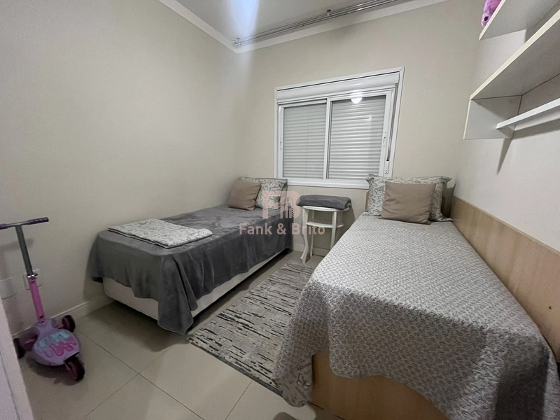 Junto á linda praça arborizada, á poucos metros do mar!: 21ª foto da galeria de imagens do imóvel