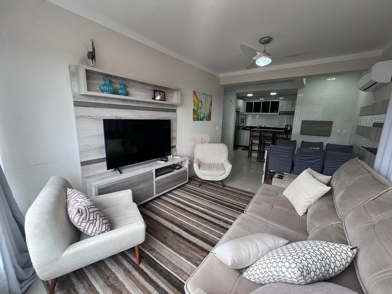 Junto á linda praça arborizada, á poucos metros do mar!: 3ª foto da galeria de imagens do imóvel