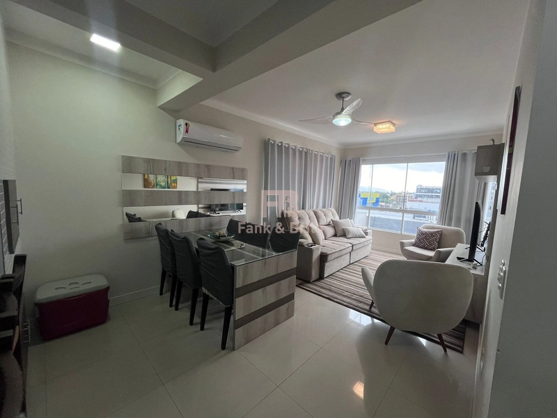 Junto á linda praça arborizada, á poucos metros do mar!: 6ª foto da galeria de imagens do imóvel