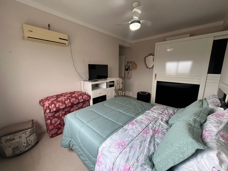 Junto á linda praça arborizada, á poucos metros do mar!: 18ª foto da galeria de imagens do imóvel