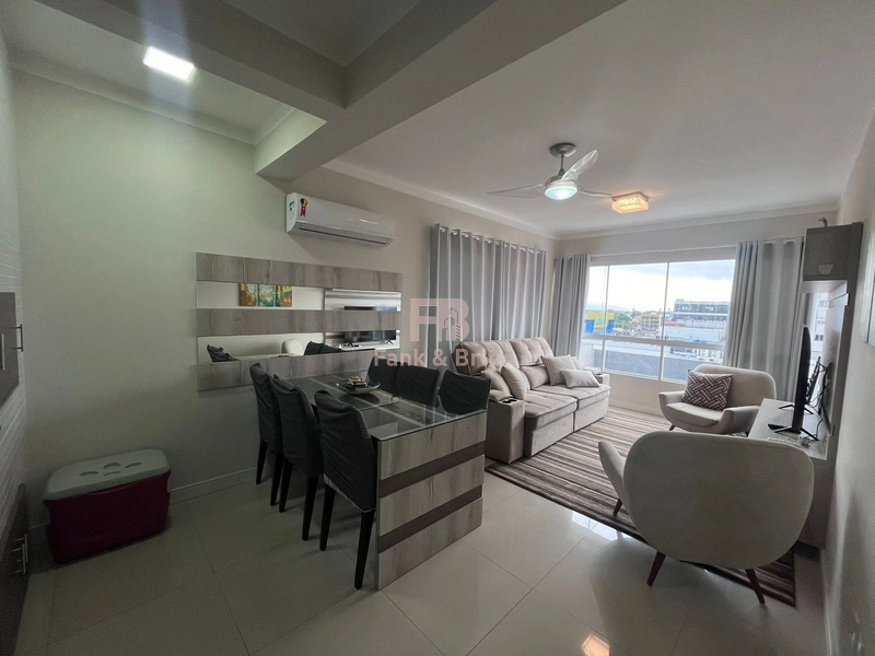 Junto á linda praça arborizada, á poucos metros do mar!: 5ª foto da galeria de imagens do imóvel