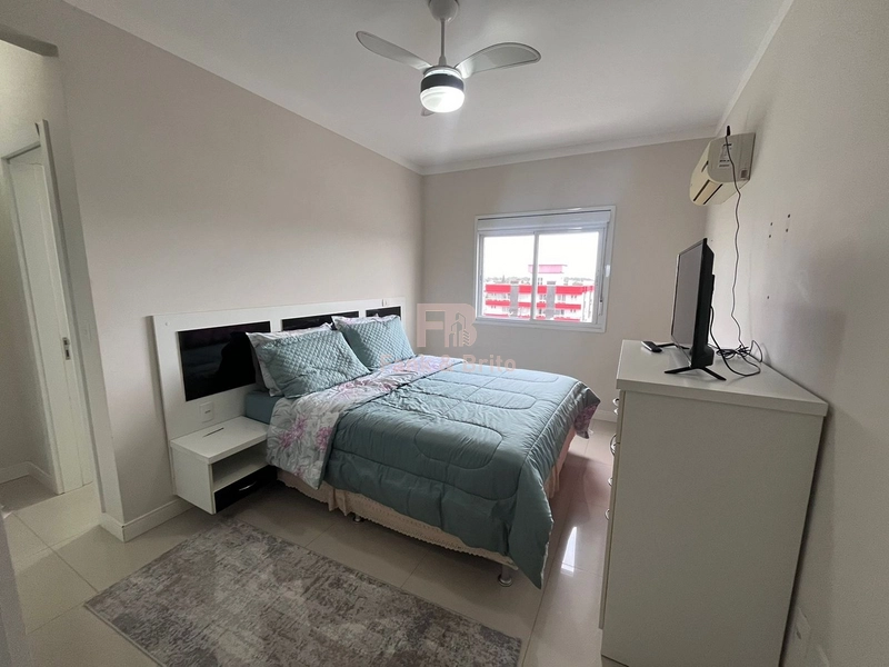 Junto á linda praça arborizada, á poucos metros do mar!: 19ª foto da galeria de imagens do imóvel