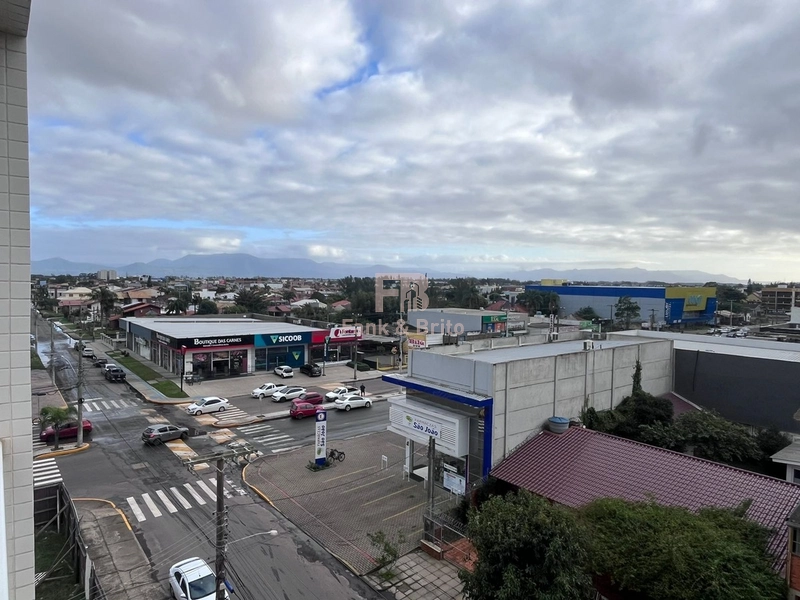 Junto á linda praça arborizada, á poucos metros do mar!: 26ª foto da galeria de imagens do imóvel