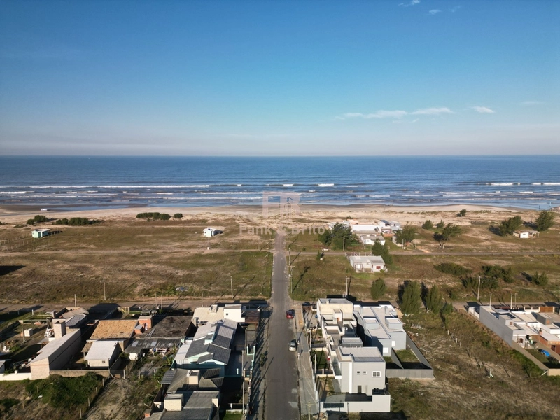 CASA A VENDA PRÓXIMO DO MAR EM CAPÃO DA CANOA: 1ª foto da galeria de imagens do imóvel