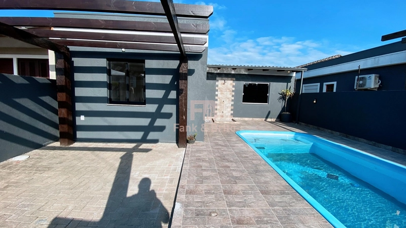 Casa com piscina em Capão da Canoa: 2ª foto da galeria de imagens do imóvel
