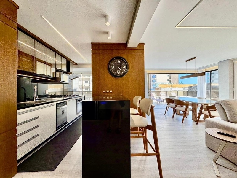 APARTAMENTO FINAMENTE MOBILIADO, DECORADO E COM UM TERRAÇO INCRÍVEL! : 10ª foto da galeria de imagens do imóvel