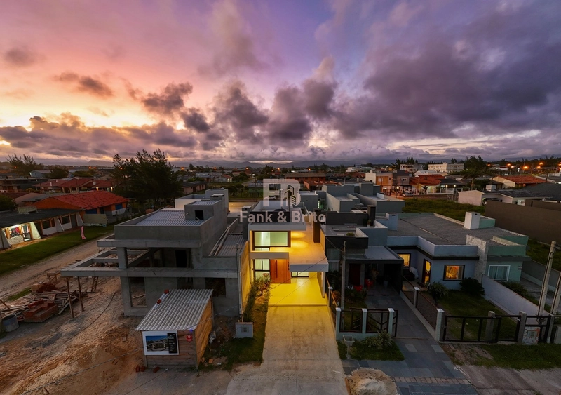 CASA A VENDA EM CAPÃO DA CANOA A DUAS QUADRAS DO MAR: 20ª foto da galeria de imagens do imóvel