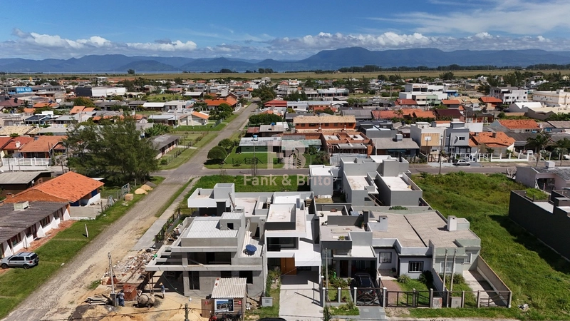 CASA A VENDA EM CAPÃO DA CANOA A DUAS QUADRAS DO MAR: 22ª foto da galeria de imagens do imóvel