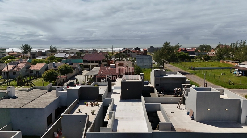 CASA A VENDA EM CAPÃO DA CANOA A DUAS QUADRAS DO MAR: 19ª foto da galeria de imagens do imóvel