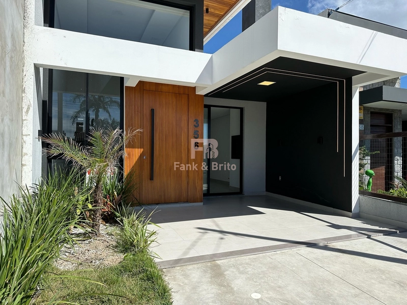 CASA A VENDA EM CAPÃO DA CANOA A DUAS QUADRAS DO MAR: 3ª foto da galeria de imagens do imóvel