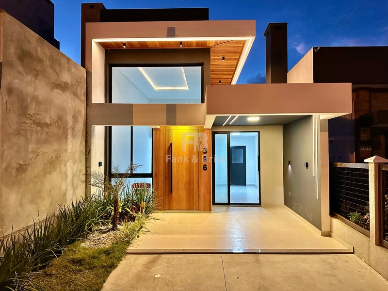 CASA A VENDA EM CAPÃO DA CANOA A DUAS QUADRAS DO MAR: 1ª foto da galeria de imagens do imóvel