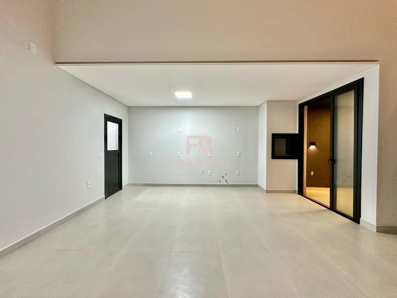 CASA A VENDA EM CAPÃO DA CANOA A DUAS QUADRAS DO MAR: 5ª foto da galeria de imagens do imóvel