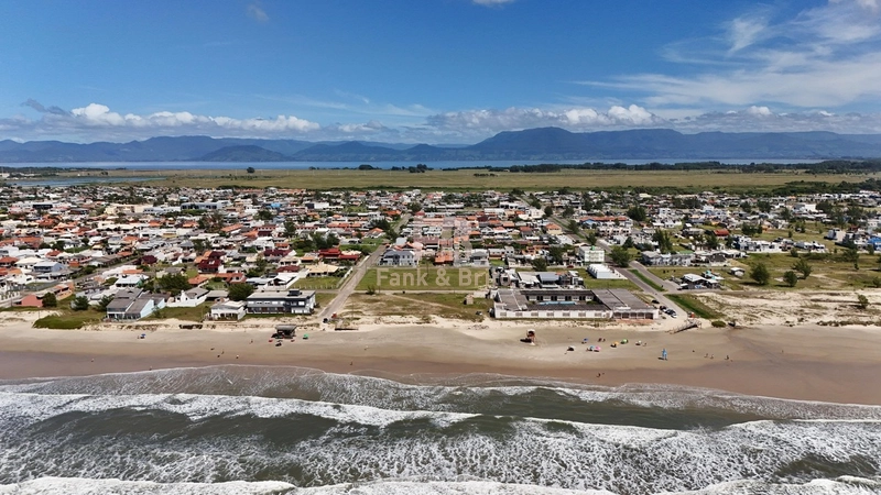 CASA A VENDA EM CAPÃO DA CANOA A DUAS QUADRAS DO MAR: 18ª foto da galeria de imagens do imóvel