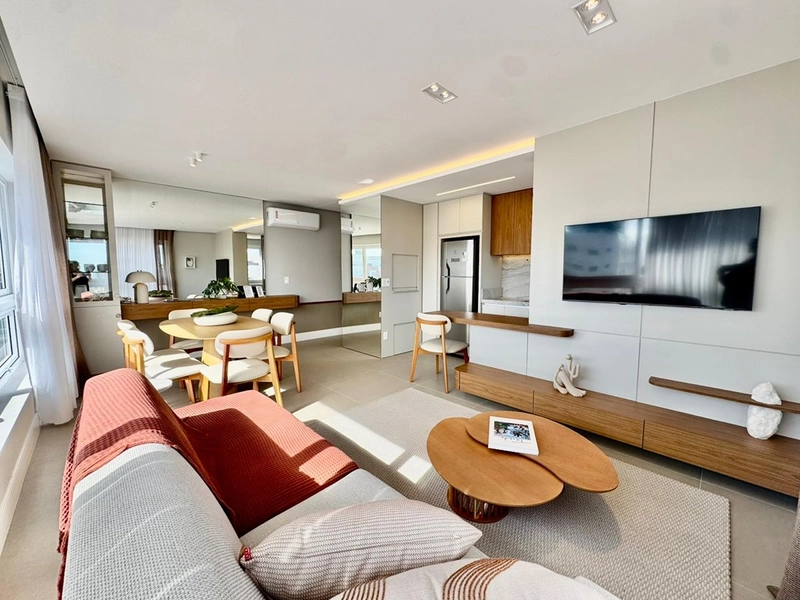 APARTAMENTO AO LADO DA PRAÇA FLAVIO BOIANOVSKI, DUAS QUADRAS DO MAR!: 1ª foto da galeria de imagens do imóvel