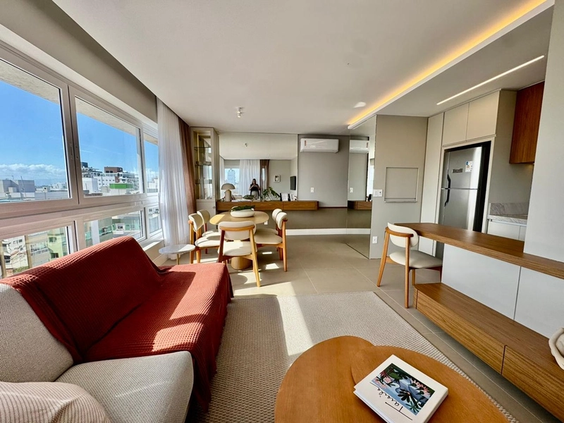 APARTAMENTO AO LADO DA PRAÇA FLAVIO BOIANOVSKI, DUAS QUADRAS DO MAR!: 3ª foto da galeria de imagens do imóvel