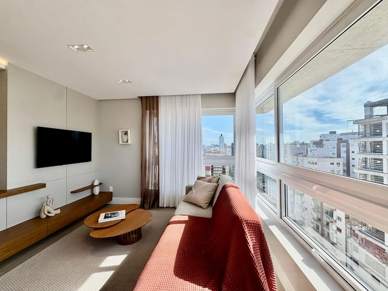 APARTAMENTO AO LADO DA PRAÇA FLAVIO BOIANOVSKI, DUAS QUADRAS DO MAR!: 4ª foto da galeria de imagens do imóvel