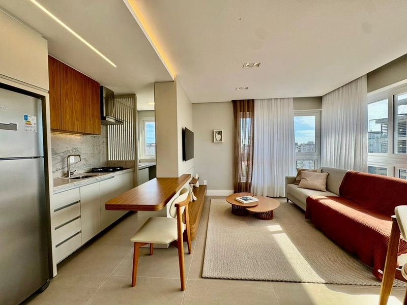 APARTAMENTO AO LADO DA PRAÇA FLAVIO BOIANOVSKI, DUAS QUADRAS DO MAR!: 5ª foto da galeria de imagens do imóvel