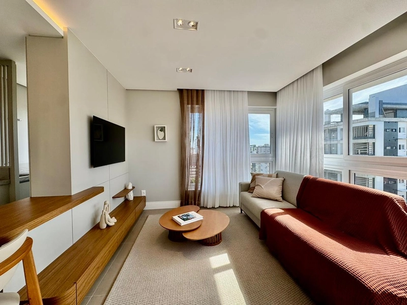 APARTAMENTO AO LADO DA PRAÇA FLAVIO BOIANOVSKI, DUAS QUADRAS DO MAR!: 2ª foto da galeria de imagens do imóvel