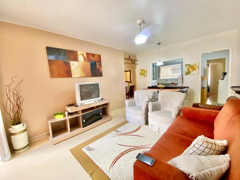 Dois dormitórios a uma quadra do mar: 1ª foto da galeria de imagens do imóvel