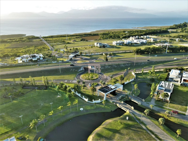 Casa de Luxo à Venda em Condomínio Exclusivo com Vista para o Lago: 45ª foto da galeria de imagens do imóvel