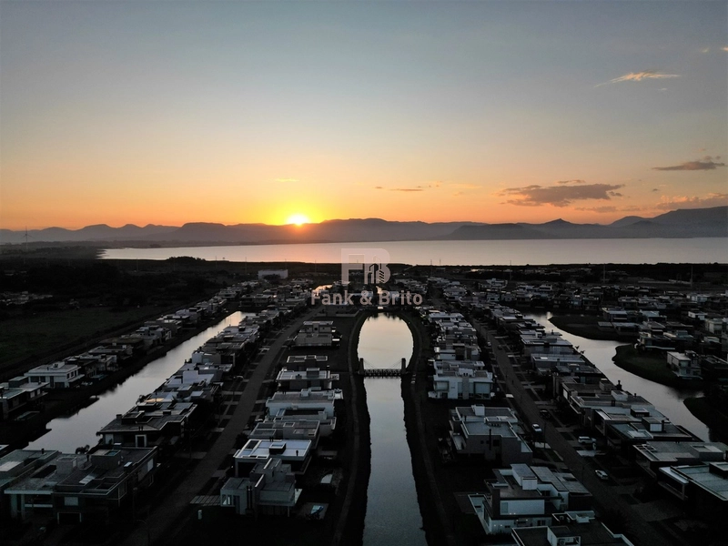 Casa de Luxo à Venda em Condomínio Exclusivo com Vista para o Lago: 43ª foto da galeria de imagens do imóvel