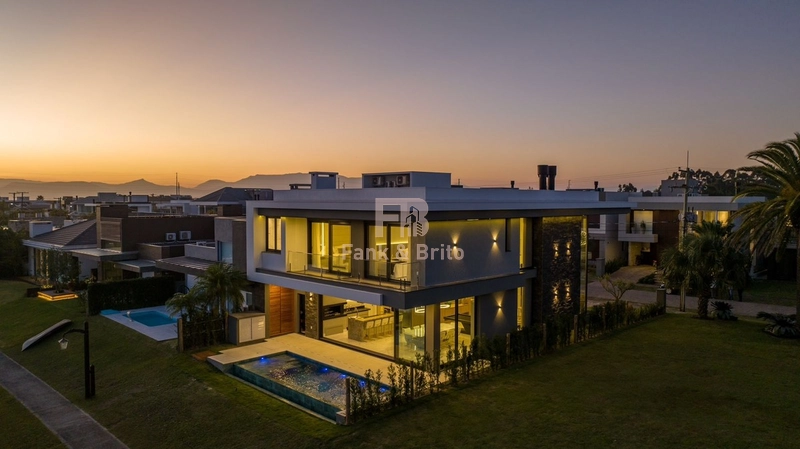 Casa de Luxo à Venda em Condomínio Exclusivo com Vista para o Lago: 31ª foto da galeria de imagens do imóvel