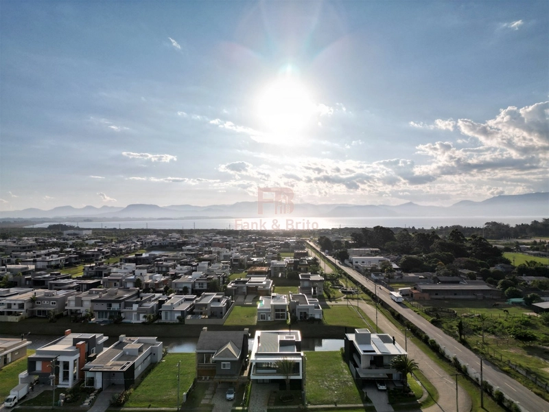 Casa de Luxo à Venda em Condomínio Exclusivo com Vista para o Lago: 44ª foto da galeria de imagens do imóvel