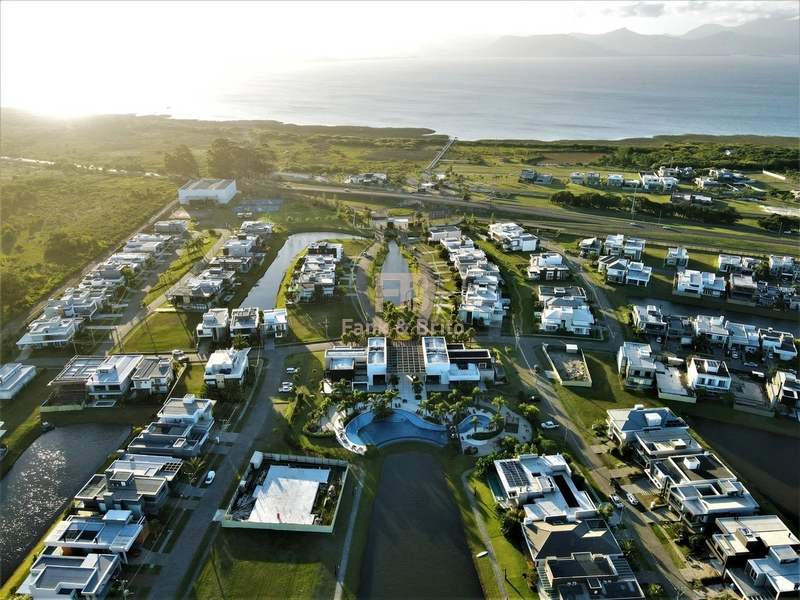 Casa de Luxo à Venda em Condomínio Exclusivo com Vista para o Lago: 47ª foto da galeria de imagens do imóvel