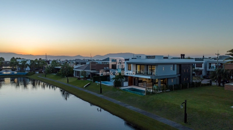 Casa de Luxo à Venda em Condomínio Exclusivo com Vista para o Lago: 48ª foto da galeria de imagens do imóvel