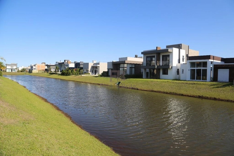 Sobrado beira Lago contemporâneo e luxuoso: 3ª foto da galeria de imagens do imóvel