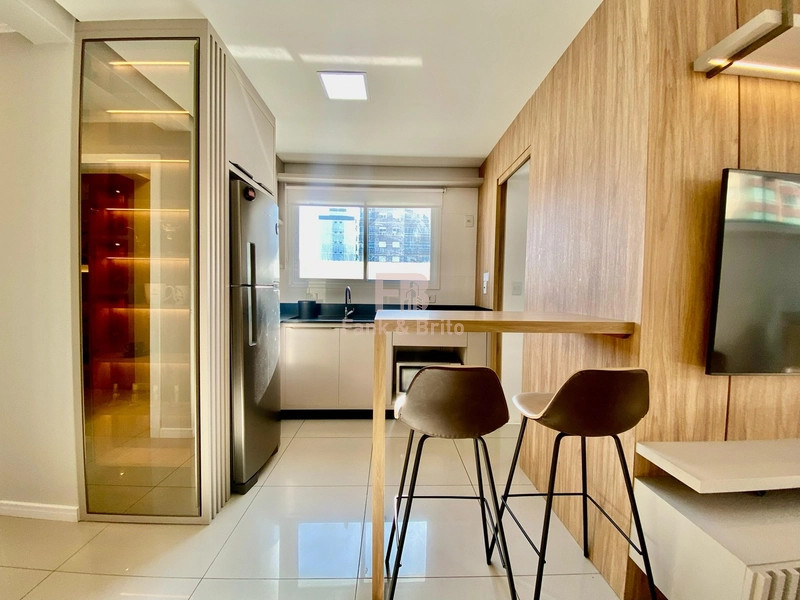 APARTAMENTO MOBILIADO E DECORADO COM TERRAÇO LATERAL: 2ª foto da galeria de imagens do imóvel