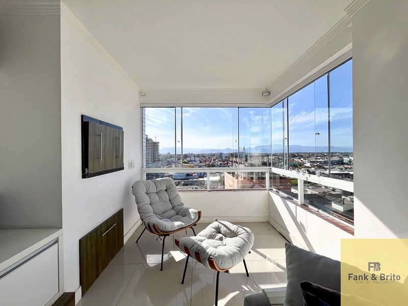 SACADA DE FRENTE PARA AVENIDA COM VISTA DE CINEMA.: 1ª foto da galeria de imagens do imóvel